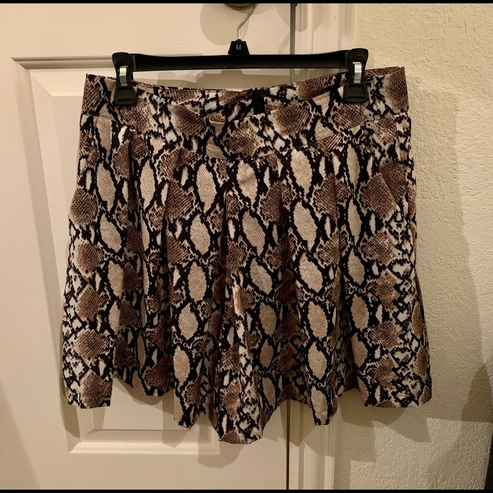 Pleated snake print shorts